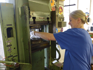 07 Installing the 7inch stamper into the forming press