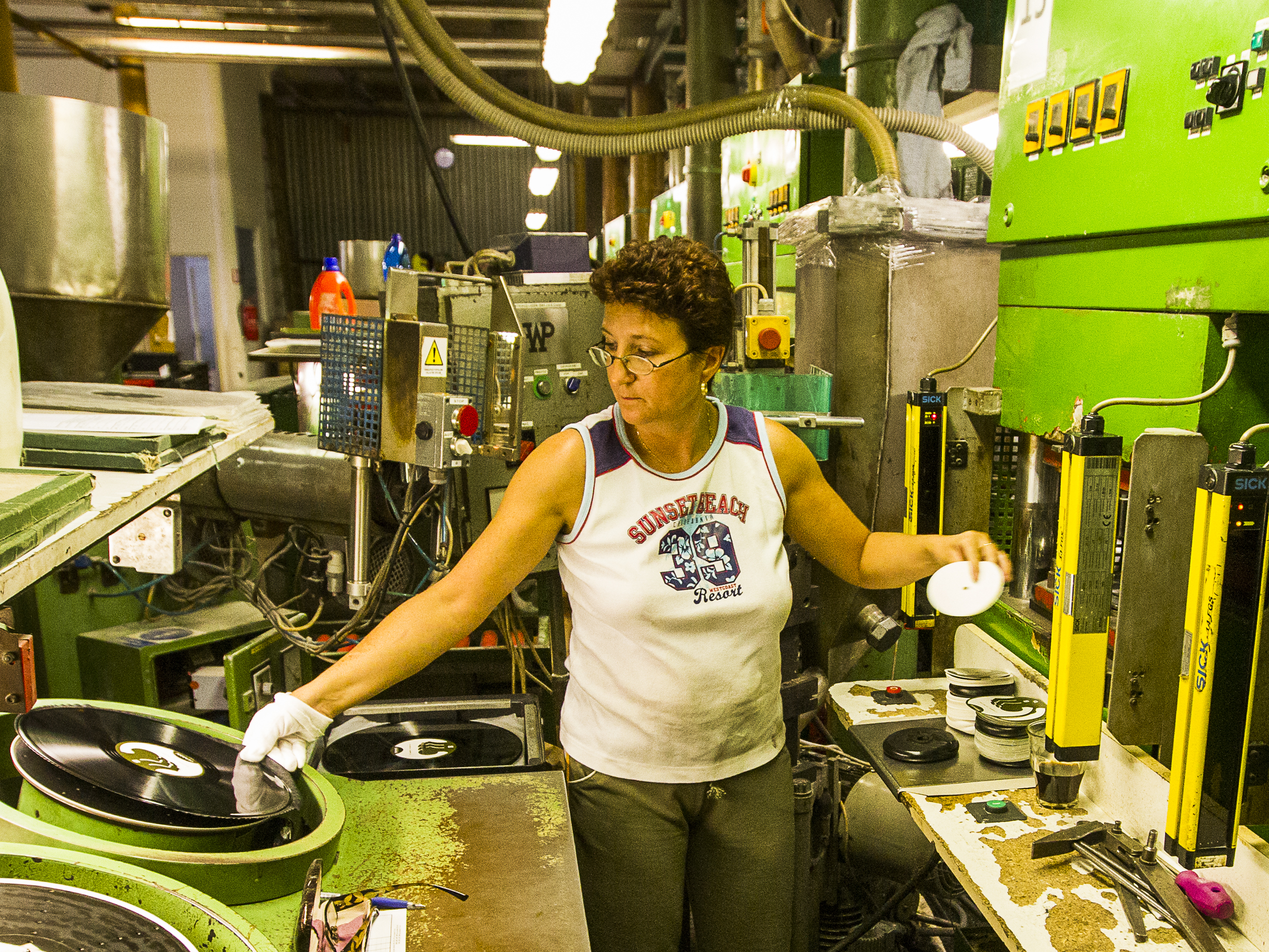 Vinyl clearance press machine